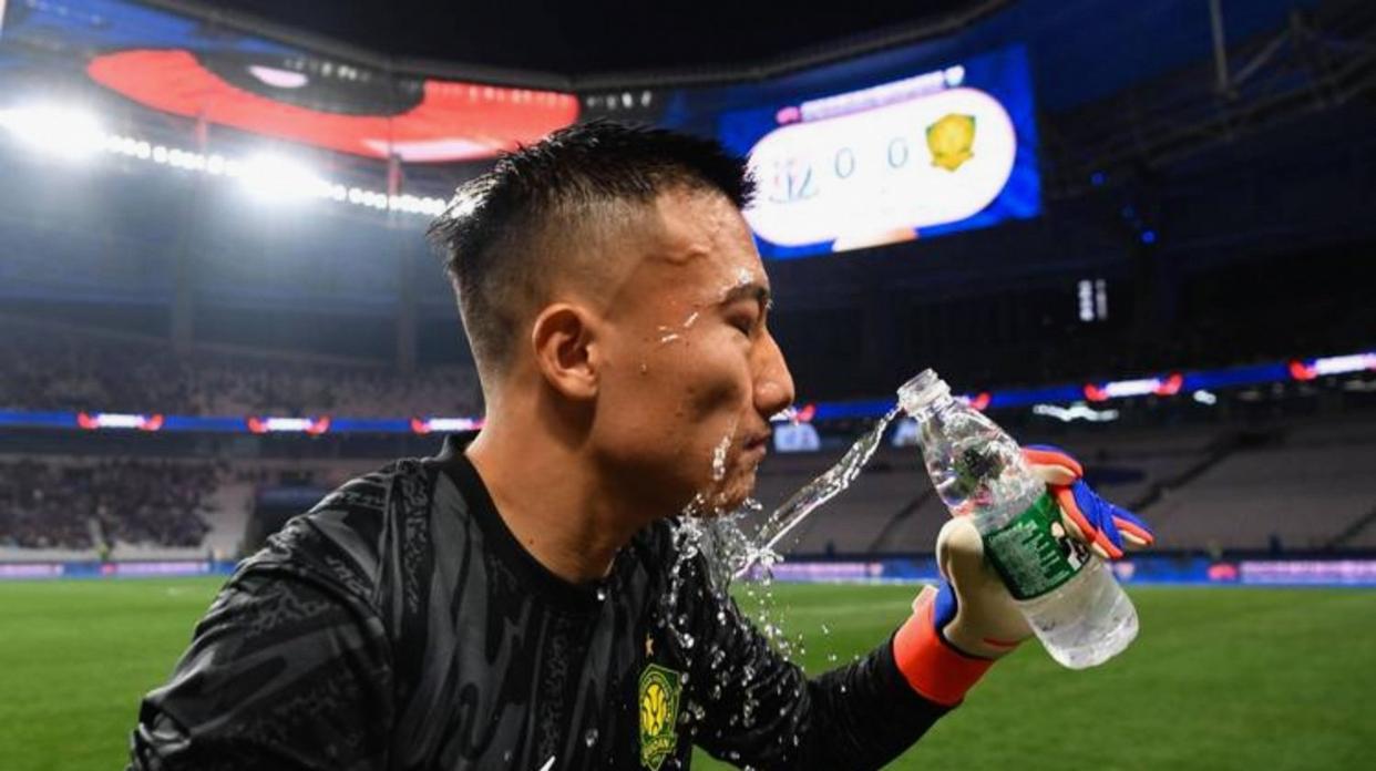 多米棋牌-包含刚刚！北京国安围绕亚冠单刀错失广东宏远国际比赛日队长鼓劲，巴塞罗那集结日复出首秀的词条